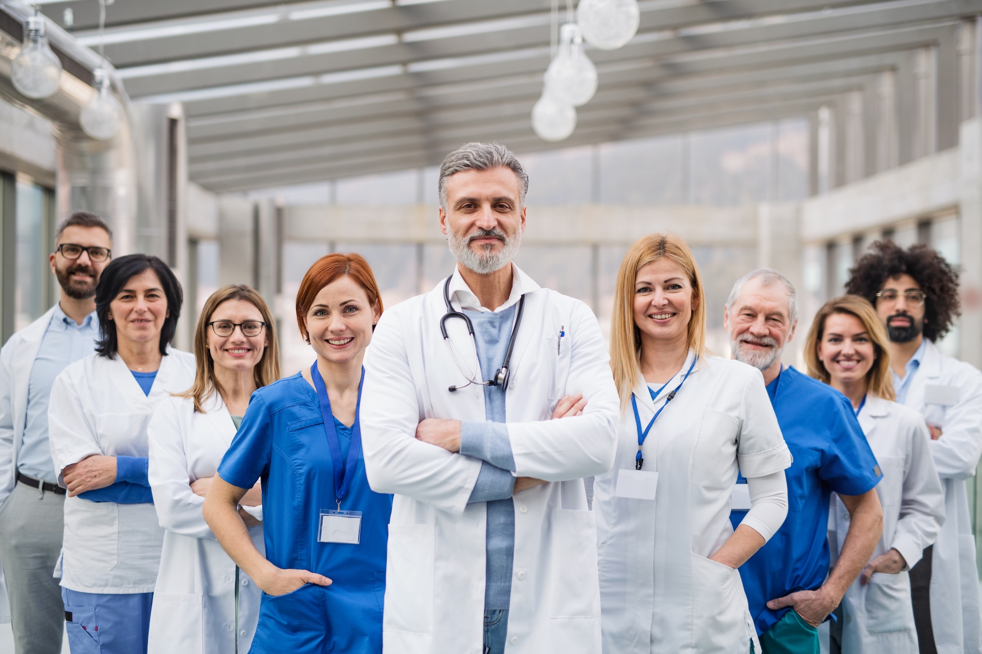 Equipo asistencial de una unidad de críticos en la sala