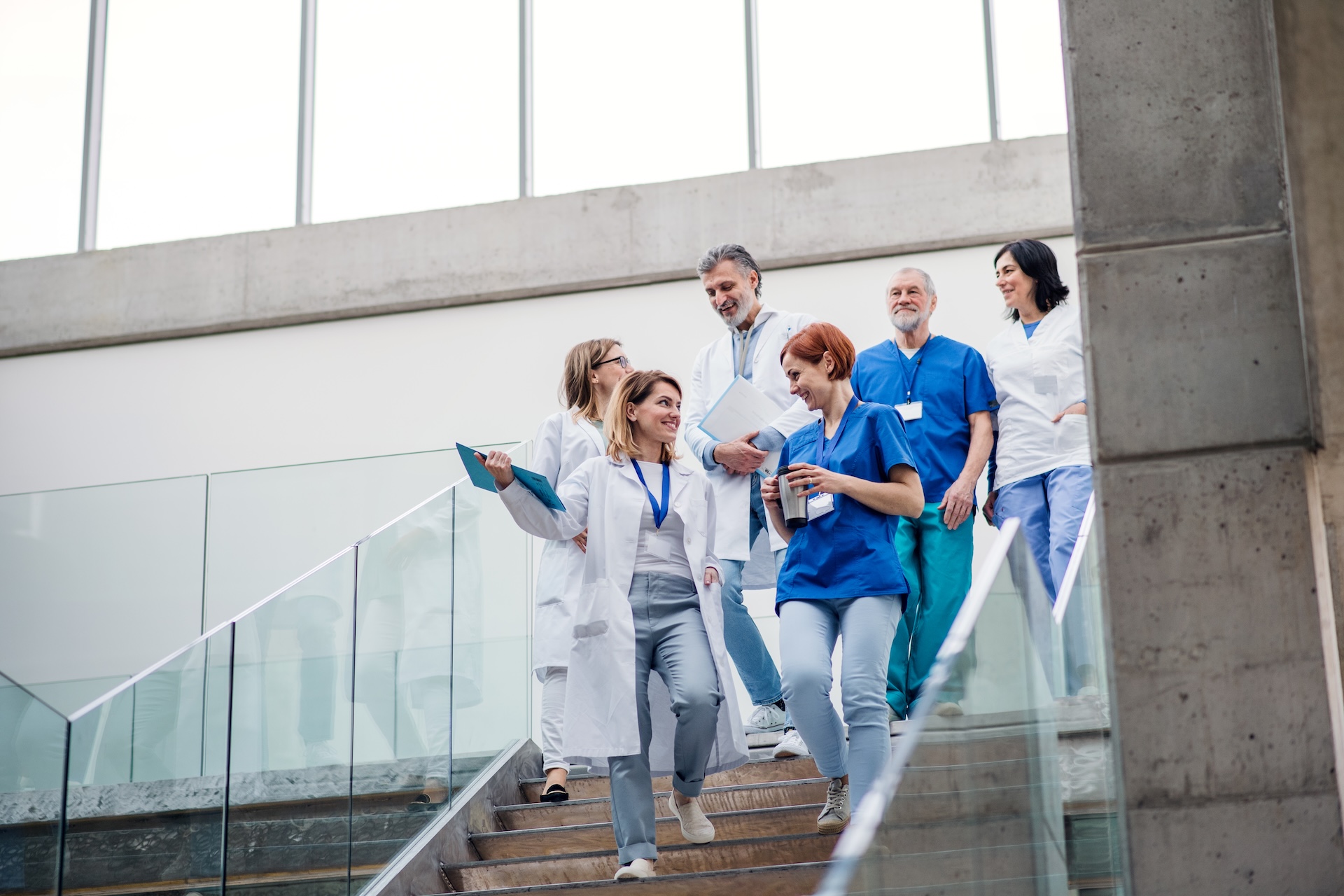 Profesionales sanitarios bajando por la escalera de un hospital