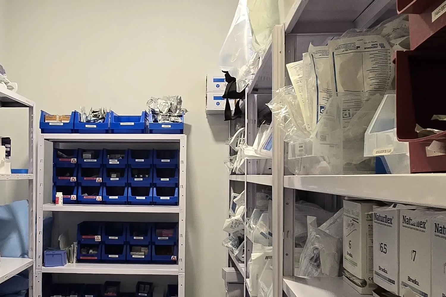 Almacén de material fungible de la unidad, con estanterías y cajetines clasificados