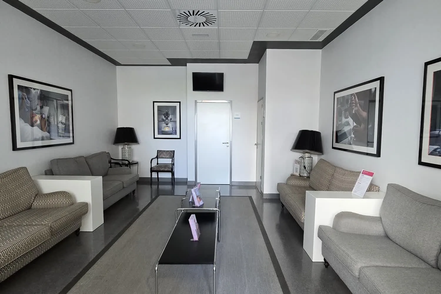 Sala de espera para familiares, con sofás, mesa baja y luz natural